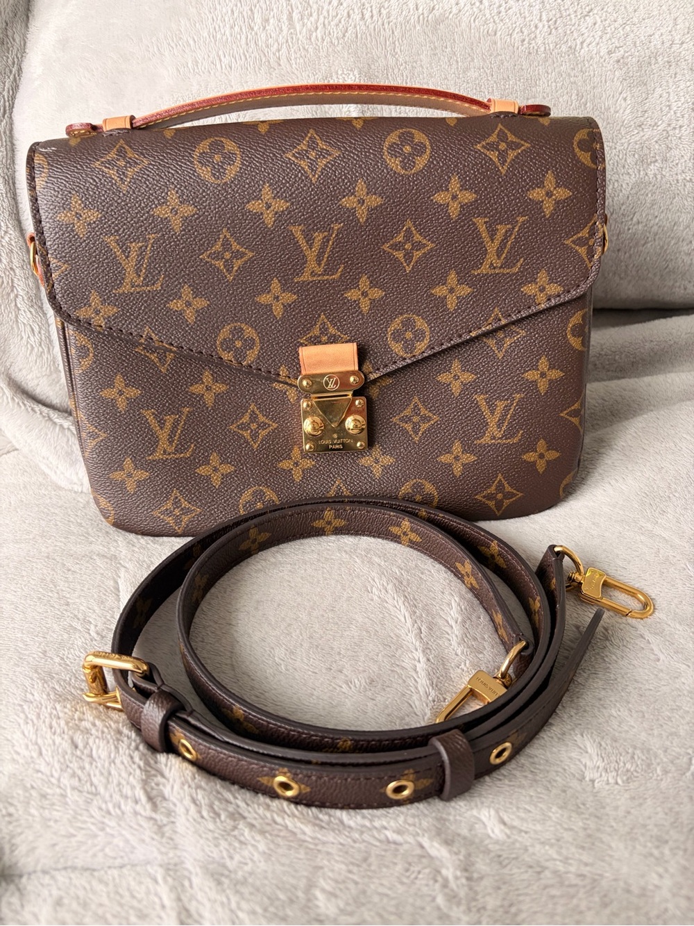 Louis Vuitton Pochette Métis, Brown Monogram Canvas